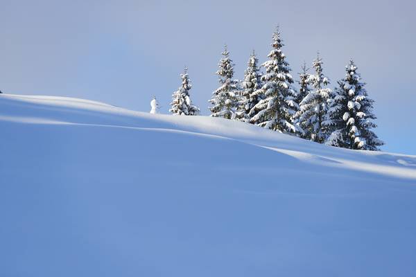 Tiefverschneite Winterlandschaft in Vorarlberg a Robert Kalb