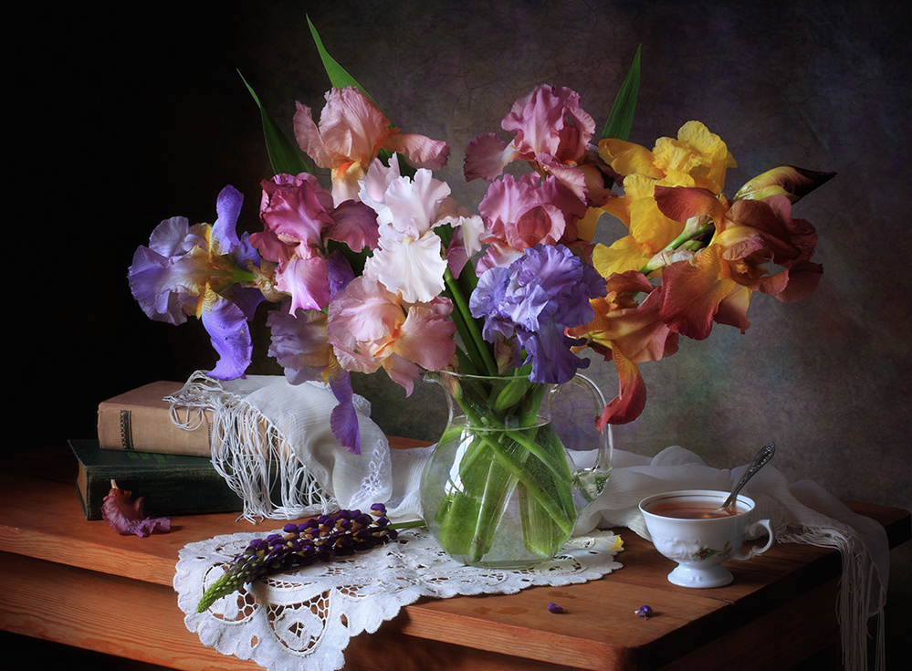 With a bouquet of irises a Tatyana Skorokhod (Татьяна