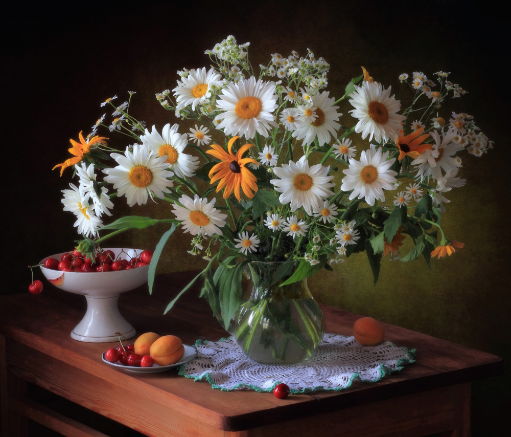 Still life with daisies and berries a Tatyana Skorokhod (Татьяна
