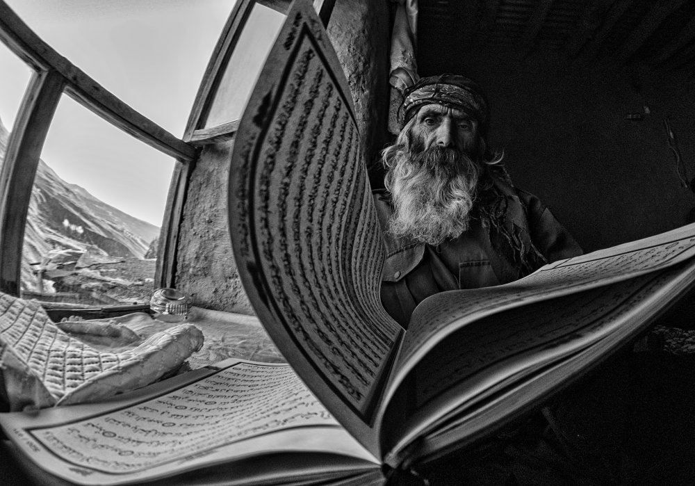 Old men he is reading a Timur Türkmen