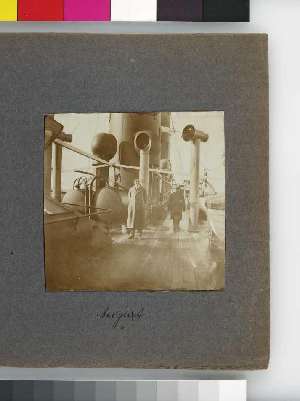 Fotoalbum Tunisreise, 1914. Blatt 5, Vorderseite rechts: Macke auf Dampfer, beschriftet "August" a Unbekannter Künstler